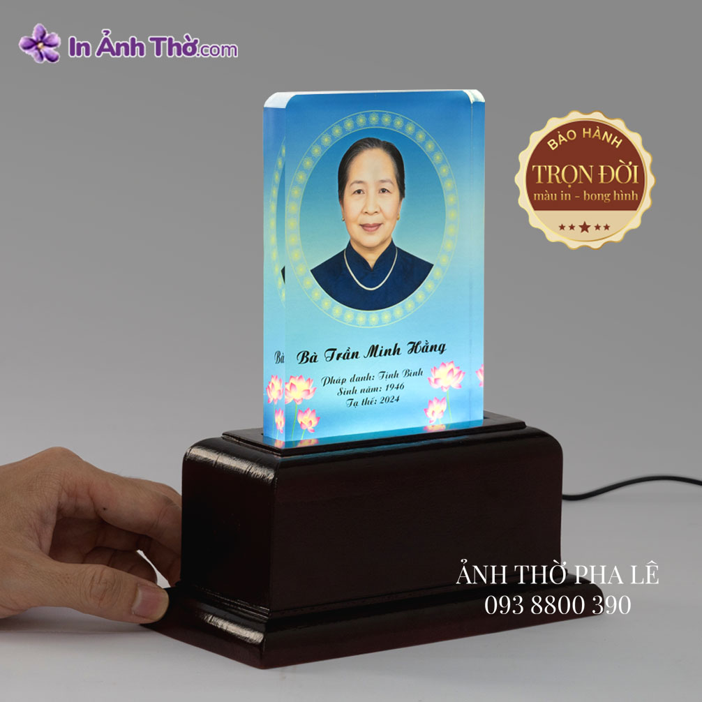 Bề mặt pha lê trong suốt, sáng bóng, hình ảnh in sắc nét