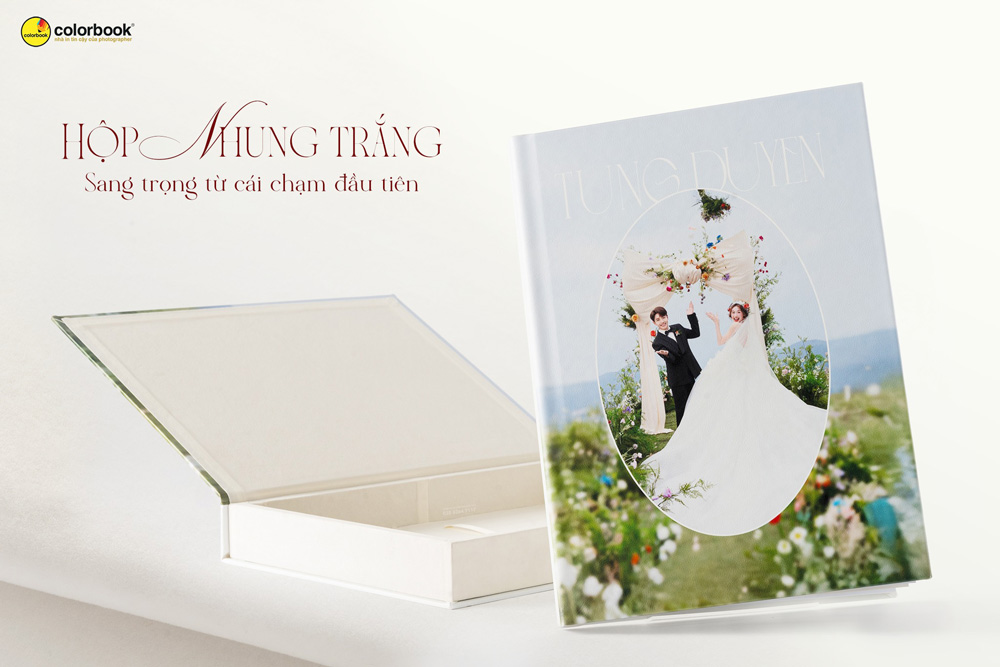 Hộp da trắng sang trọng kèm album cưới in ảnh tinh tế, làm quà kỷ niệm.