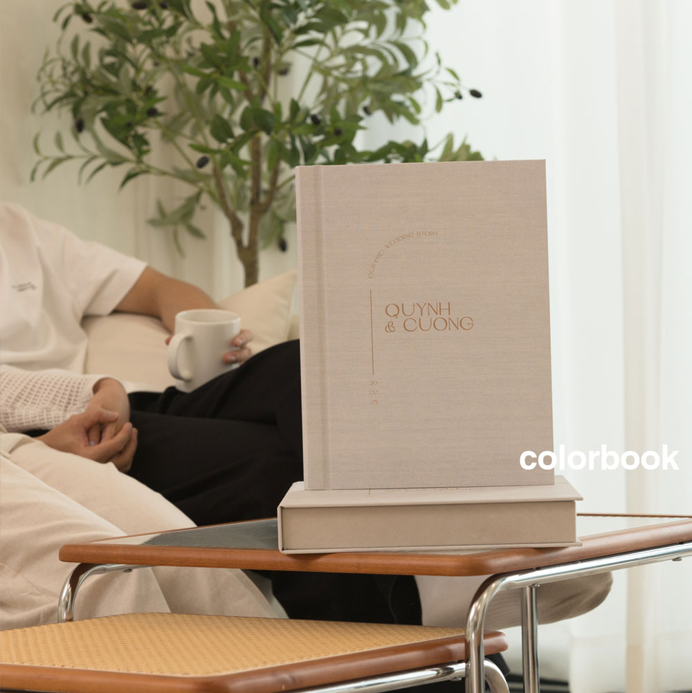 Album cưới cao cấp Luxe Linen bìa vải linen sang trọng đặt trên bàn